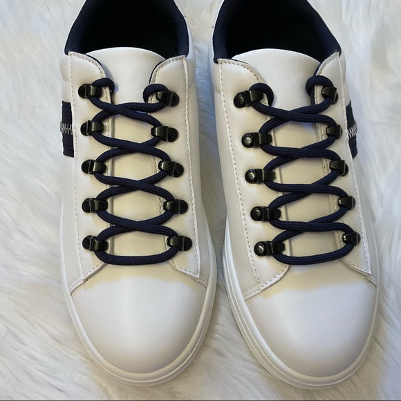 Journee Collection Arden Sneakers - New in Box - Size 8 - White / Navy - Picture 12 of 16